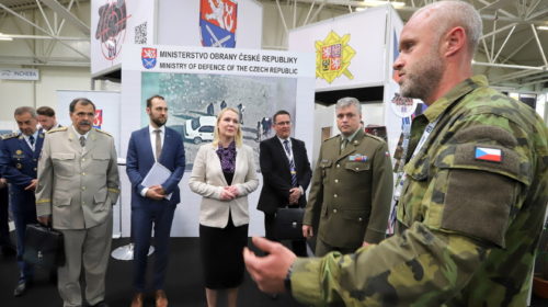Ministryně obrany navštívila slovenský veletrh obranného průmyslu IDEB