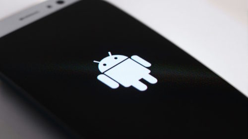 Nová funkce Androidu blokuje podvodníky při instalaci aplikací během hovorů